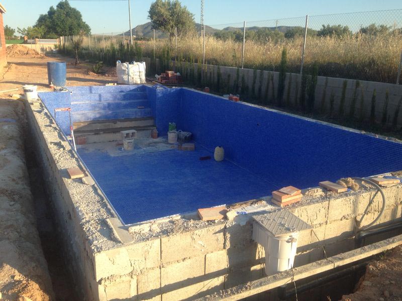 Construcción de piscina en casa de campo